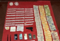 Narcomenudeo: secuestro de drogas, vehículos, teléfonos y un arma