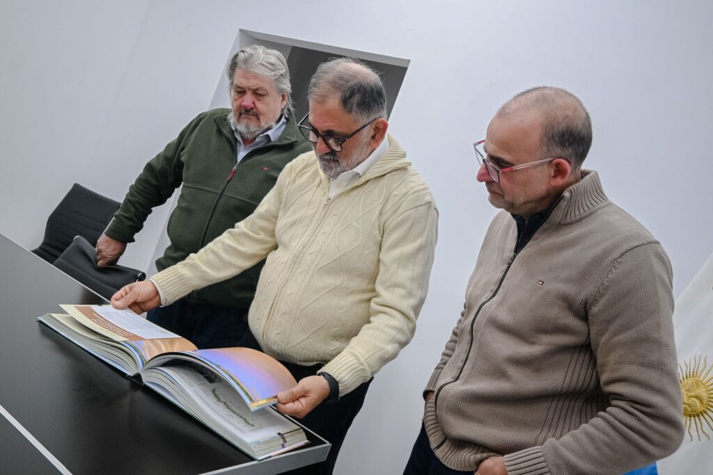 Fundación ProYungas donó al intendente Jorge el libro “Argentina Sustentable”