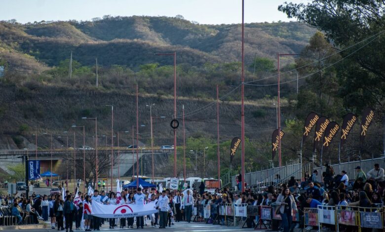 Desfile Bienvenida Primavera. Inició la Fiesta Nacional de los Estudiantes 2026