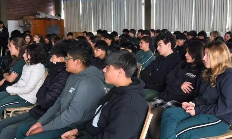 Charla de prevención bullying y grooming en el José Hernández Charla de prevención bullying y grooming en el José Hernández
