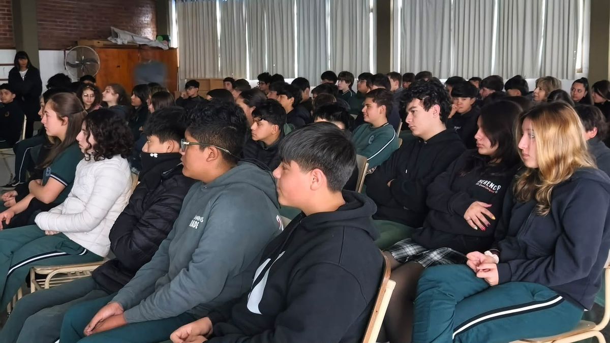 Charla de prevención bullying y grooming en el José Hernández Charla de prevención bullying y grooming en el José Hernández