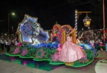 multitudinario último desfile de carrozas y carruajes
