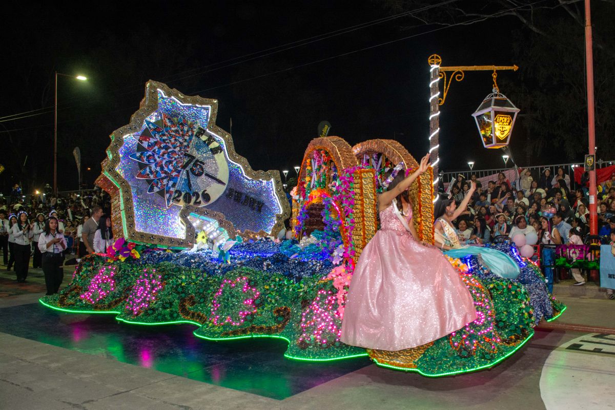 multitudinario último desfile de carrozas y carruajes multitudinario último desfile de carrozas y carruajes