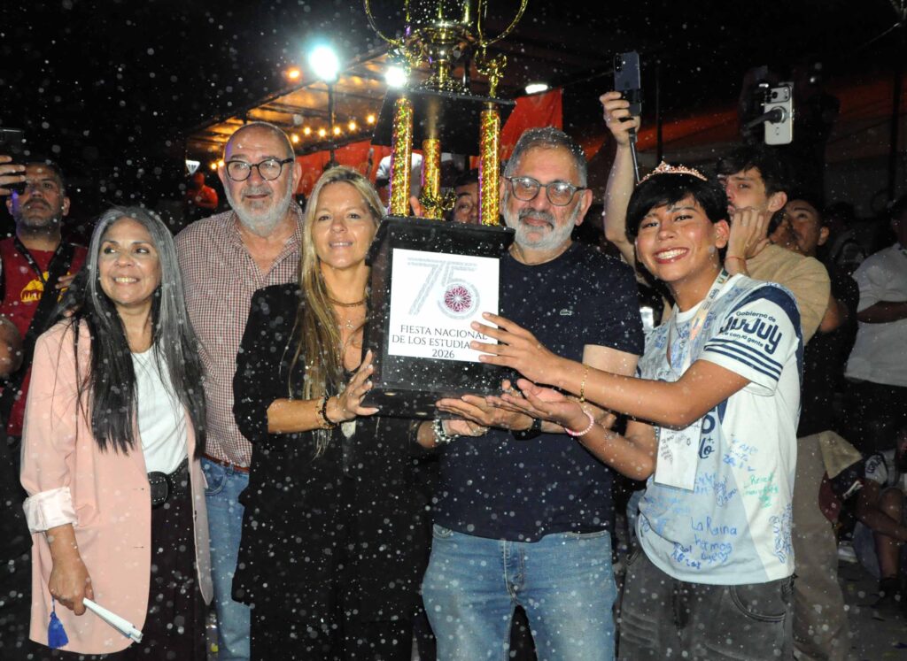 Jorge acompañó la premiación de los carroceros en el cierre de la 75ª FNE Jorge acompañó la premiación de los carroceros en el cierre de la 75ª FNE
