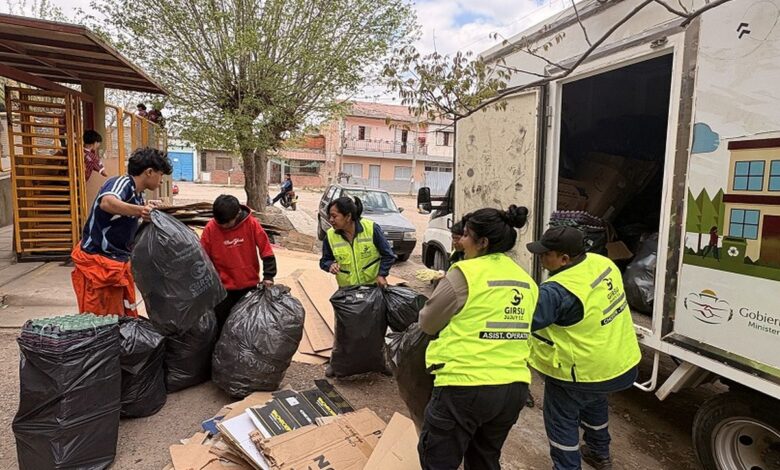 Estudiantes recuperaron más de 3.5 toneladas de reciclables en los canchones Estudiantes recuperaron más de 3.5 toneladas de reciclables en los canchones