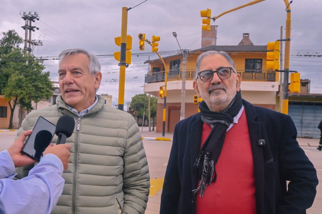 Jorge habilitó un nuevo semáforo en barrio Malvinas